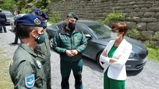 La directora general de la Guardia Civil, María Gámez, con responsables del Servicio de Montaña en Jaca.
