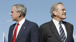 Donald Rumsfeld, junto a Geroge Bush