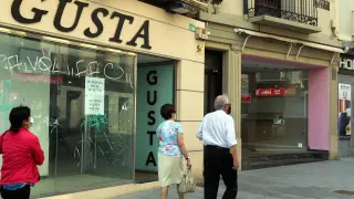 Dos locales comerciales vacíos en alquiler en el Coso Bajo de Huesca.