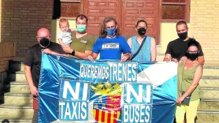 Vecinos de Grañén ya se concentraron este miércoles a las puertas del ayuntamiento para rechazar el recorte de trenes.