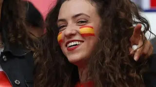 Aficionadas de España e Italia animan antes del encuentro de semifinales de la Eurocopa 2020 entre Italia y España