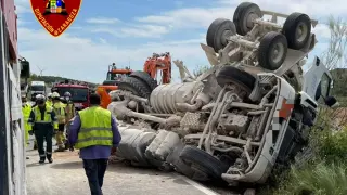 Los Bomberos de la DPZ trabajan para excarcelar el cuerpo del caminero fallecido y retirar el vehículo de la carretera, entre Azuara y Herrera de los Navarros.