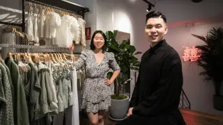 Yaxi Ye y Geng Wu en la nueva tienda Xi Store que han abierto en la calle de San Clemente en Zaragoza.