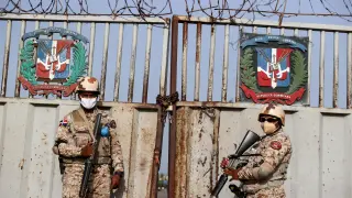 Dos militares de la República Dominicana, en la frontera con Haití, cerrada tras el asesinato de Jovenel Moise