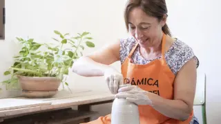 Carmen Igual, en su taller de cerámica Villa-Rubei de Villarroya de los Pinares.