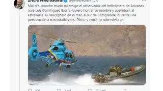 Una imagen del tuit publicado por el escritor Arturo Pérez Reverte, lamentando la pérdida de su amigo, el aduanero fallecido este domingo en el Estrecho.