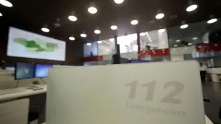 Puesto de atención de llamadas en el Centro Regional del 112 en Sevilla.