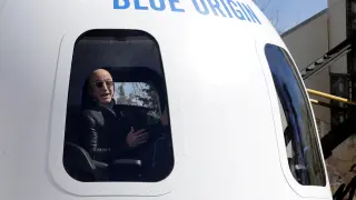 Jeff Bezos, en la cápsula espacial con la que quiere ir al espacio.