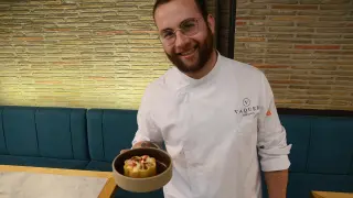 El cocinero Ángel Llop con el postre terminado en La Flor de Lis.