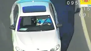 Imagen captada por un dron en la que un conductor emplea un teléfono móvil.