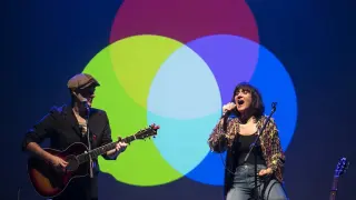 El dúo Amaral (Eva Amaral y José Aguirre) con su gira Salto al color en Zaragoza.