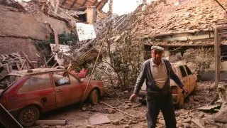 Un hombre ante su casa destruida durante un bombardeo en una localidad croata de la costa adriática