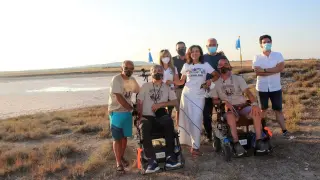 Isabel Gemio, en el centro, con Rubén  Zulueta, José Ignacio Fernández y otros miembros de la iniciativa Caminus Monegros, este lunes en la laguna de Bujaraloz.
