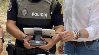 La Policía Local de Monzón con el alcalde, el concejal de Medio Ambiente y el dron.