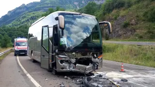 Estado en que ha quedado el autobús tras el choque con el otro vehículo.