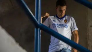 Carlos Nieto, con la nueva camiseta blanca, con detalles azules, del primer uniforme del Real Zaragoza para esta liga 21-22.