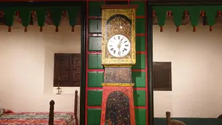 Reloj policromado de la sección de etnología del Museo de Zaragoza.