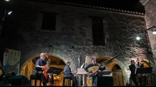 Jordi Savall y su grupo, en el recital que ofreció ayer en la Ciudadela de Jaca.