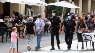 Dos agentes de la Policía Nacional, patrullando este sábado por el centro de Huesca dentro de los controles de las 'no fiestas' de San Lorenzo.