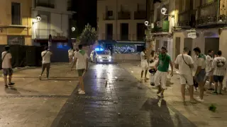 La Policía Local de Huesca patrulla por la plaza de Los Fueros invitando a la gente a irse a casa con el toque de queda la primera noche de las 'no fiestas' de San Lorenzo.