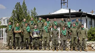 Miembros del contingente de la Brigada Aragón en el Líbano con las pañoletas verdes y una foto de San Lorenzo.