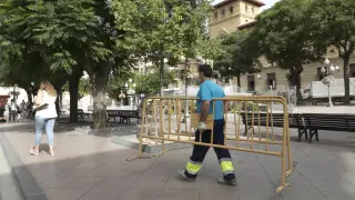 Un trabajador quitando las vallas de la plaza Navarra este miércoles.