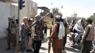 Control talibán a la entrada de la casa del gobernador de Ghazni, en Afganistán.