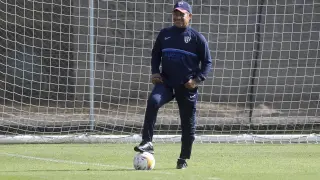 Nacho Ambriz, entrenador de la SD Huesca, durante el entrenamiento de este jueves.
