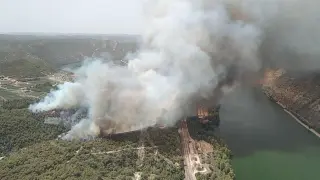 Imágenes del incendio en el límite entre Aragón y Cataluña, cerca de Fayón.