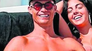 Cristiano Ronaldo, de vacaciones, junto a su pareja, Georgina Rodríguez, en un yate.
