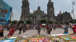 La explanada del Zócalo de Ciudad de México se viste con flores, rezos, danzas y rituales para conmemorar y reclamar la memoria del último día de libertad de los pueblos originarios antes de concretarse la conquista española.