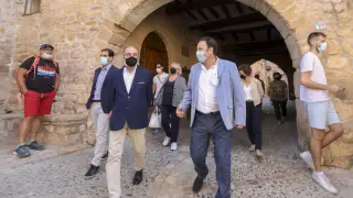 Lambán, ayer junto al alcalde de Alquézar durante una visita a la localidad
