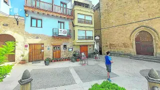 Un turista, en la plaza Mayor de Ráfales, con el bar cerrado para frenar los contagios