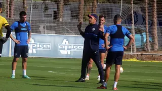 Los futbolistas atienden a Nacho Ambriz en el entrenamiento del sábado.