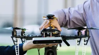 Dron desarrollado por investigadores checos para localizar personas en aglomeraciones.