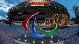 El símbolo de los Juegos Paralímpicos ante una de las instalaciones deportivas de Tokio 2020.