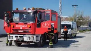 Efectivos de bomberos y sanitarios de Granada en una imagen de archivo.