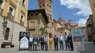 La alcaldesa de Teruel, Emma Buj -en el centro-, acompañada por los organizadores de la Gala Nacional del Deporte, este viernes en la plaza de la Catedral de Teruel.