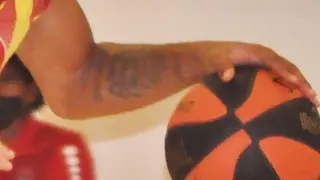 Omar Cook trata de botar el balón ante la oposición de un rival del Fuenlabrada durante el amistoso jugado en Calatayud