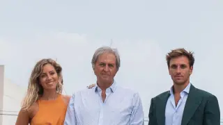 El fundador de Tupersa, Vicente José Brinquis, flanqueado por sus hijos, Natalia y Guillermo