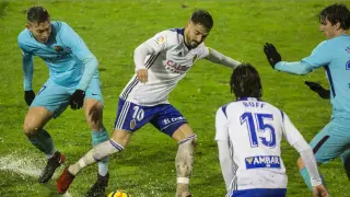Javi Ros y Buff, entonces titulares del Real Zaragoza, en el último partido jugado en La Romareda ante un filial, el Barcelona B, en la lluviosa noche del 6 de enero de 2018.