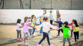 Varios escolares juegan en el colegio de Maluenda.