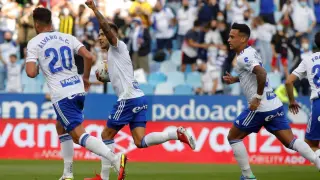 Momento de la celebración del gol del Real Zaragoza a la Real Sociedad B, obra de Narváez.