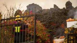 Un bombero fotografía la colada de lava que arrasa una edificación en Palma