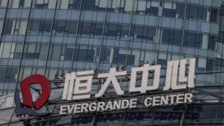 Logo de Evergrande en un edificio de Shanghai.