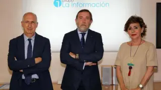 Miguel Ángel Riezu, Luis Colina e Inés Artajo.