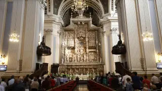 El arzobispo de Zaragoza, Carlos Escribano, recibe en la basílica del Pilar el palio arzobispal