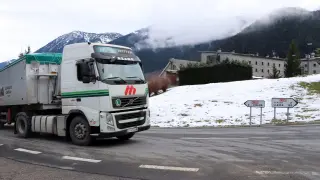 Un camión circulando en invierno por la N-230.