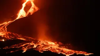 Un río de lava bajaba este lunes por la noche por la ladera del volcán