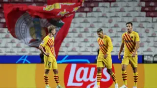 Frankie de Jong (i), Sergino Dest (c) y Nico González, tras el partido contra el Benfica